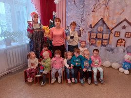 "Прощание с елочкой"(по мотивам русской народной сказки "Колобок". "Прощание с елочкой"(по мотивам русской народной сказки "Колобок".